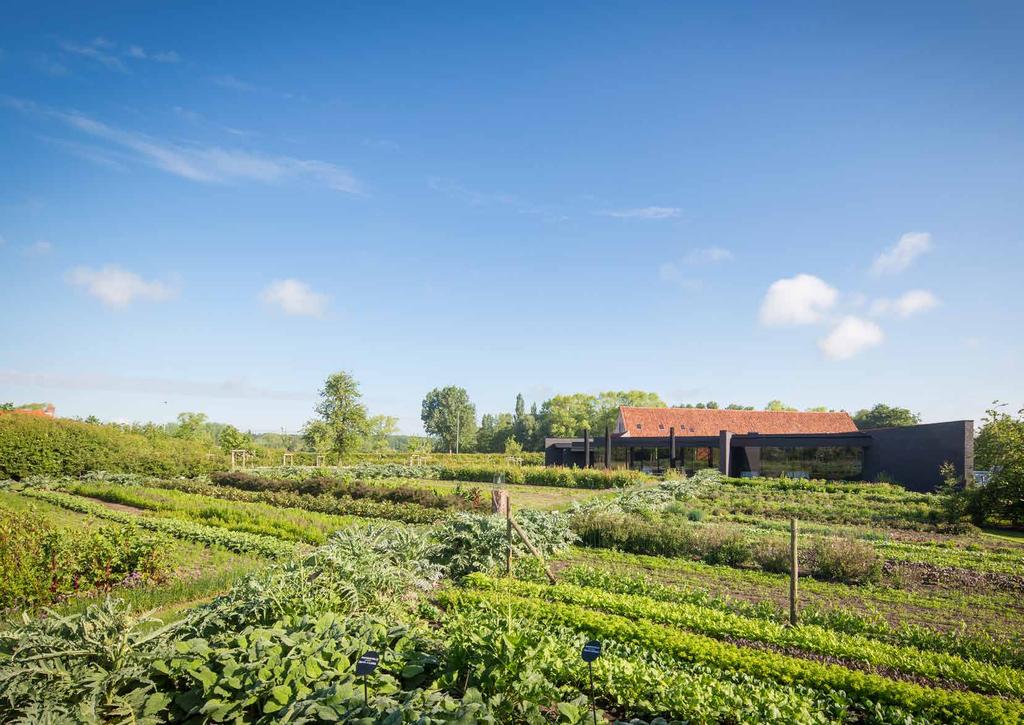 BIJ HERTOG JAN BENT U OP DE JUISTE PLEK Sinds we ons restaurant in de zomer van 2014 verhuisden naar een historische hoeve in Zedelgem, beschikken we over alle faciliteiten om bedrijven te ontvangen