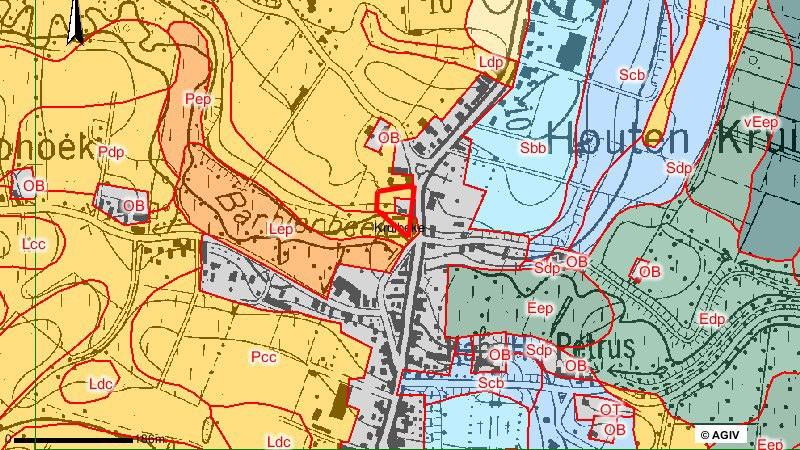 materiaal bevat.1 In het noorden van het terrein is de bodem aangegeven als een matige droge licht zandleembodem met structuur B-horizont (Pcb).