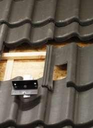 7) Boor twee gaten 40 mm door het dakbeschot ter plaatse van de dakdoorvoer.