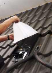 8) Plaats de dakpan (of speciale ventilatiepan) met inkeping terug en voer de leidingen door.