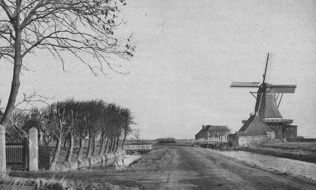 Een foto uit de jaren dertig van de vorige eeuw toont ons het molencomplex (foto Fen Fryske Groun) In 1896 krijgt Klaas Jurjen van Dieken de molen en in 1933 verkoop hij deze, terwijl de hypotheek
