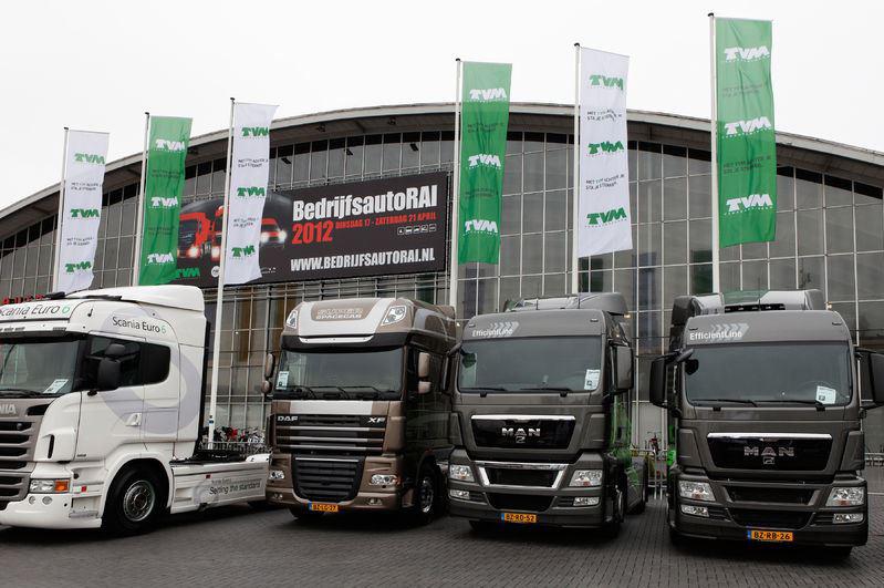 Outdoor communicatie MOBILITEITSRAI BUITENTERREIN Op het buitenterrein, in de buurt van de hoofdentree, zal een laan worden gecreëerd waar nieuwe trailers kunnen worden gepresenteerd. Zo n 15.