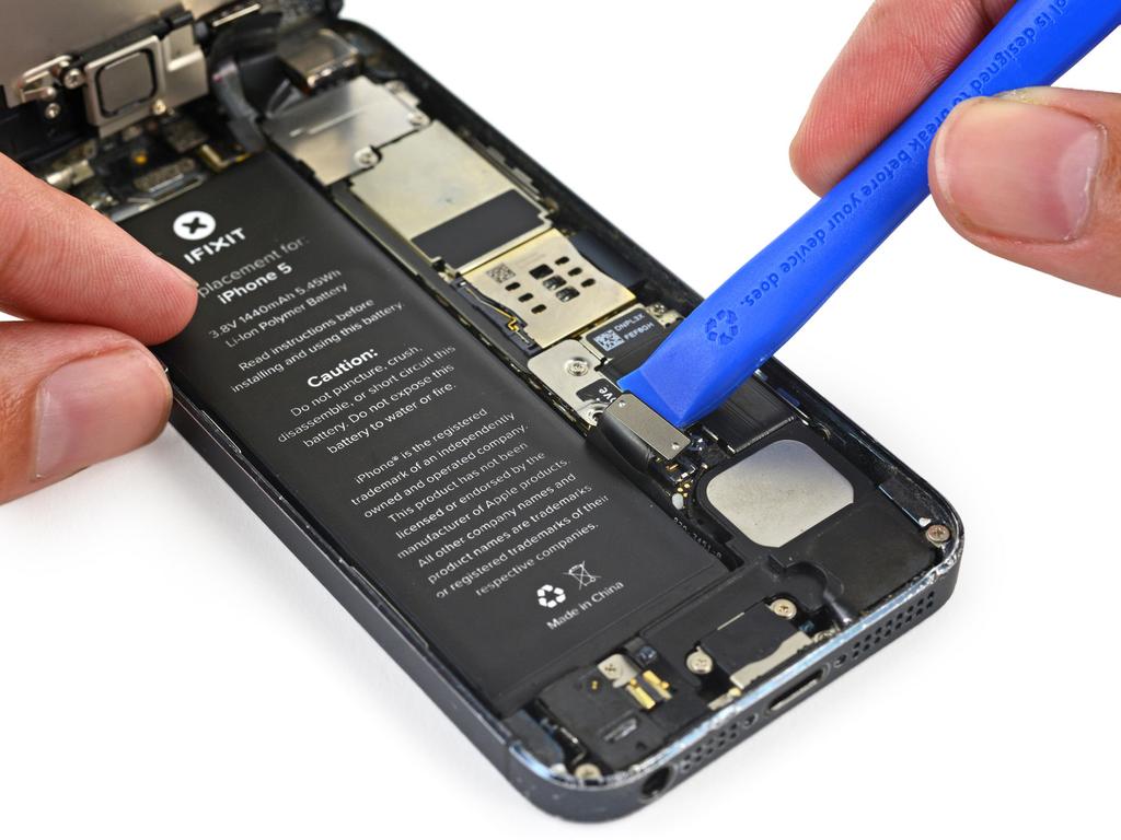 Stap 12 Gebruik een kunststof opener om voorzichtig los te wrikken van de batterij connector uit de aansluiting op de printplaat.