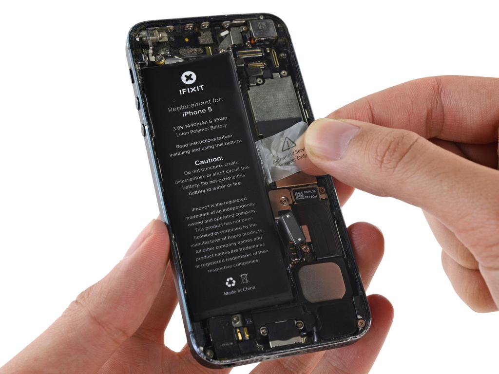 Als je problemen hebt het schillen van de batterij tot hebben, gebruik dan een iopener of föhn aan de achterkant geval van de iphone te