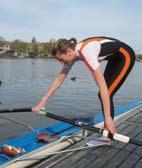 Hoe moeten de roeiers instappen? Schuif de boot iets van het vlot af.