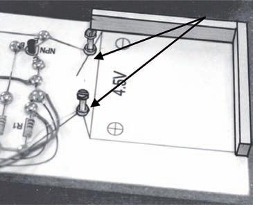 7. SCHAKELING: + Pool - Pool 8. HOE WORDT DE SCHAKELING OPGEBOUWD? 1. Het schakelschema M 1:1 (achterin) uitknippen en op de spaanplaat opplakken. 2.