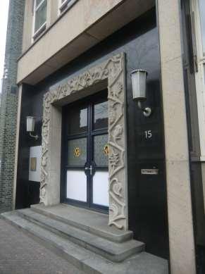 Natuurstenen deuromlijsting door Niel Steenbergen van het bankgebouw Wal 15 in Eindhoven. 2.