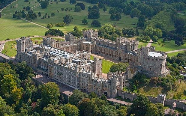 Windsor Castle Het door Victoria zelf opgelegde isolement verminderde sterk de populariteit van de monarchie en moedigde zelfs de groei aan van de republikeinse beweging.
