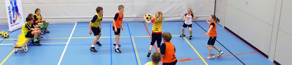 van spelen naar sporten De focus van schoolkorfbal ligt op de basisschoolleeftijden, met name voor leerlingen van groepen 3 tot en met 8.