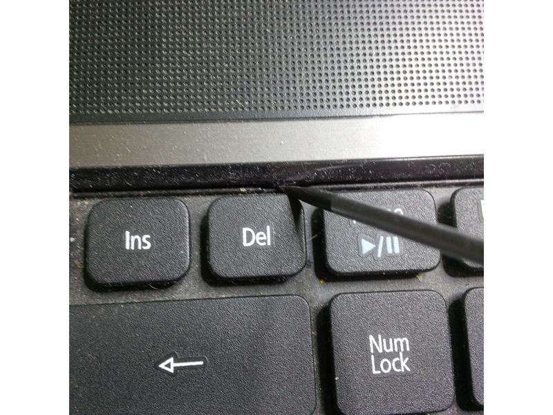 je moet de "clips" uit de buurt van het toetsenbord te