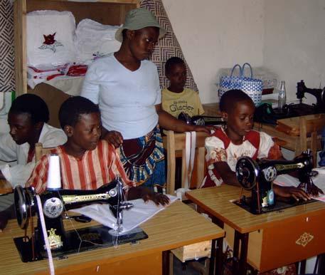 HURUMA Women Group en TUMAINI Women Group zijn twee groepen van sterke vrouwen die het heft in de handen hebben genomen en de weeskinderen in hun buurt extra steun geven in de vorm van voedsel,