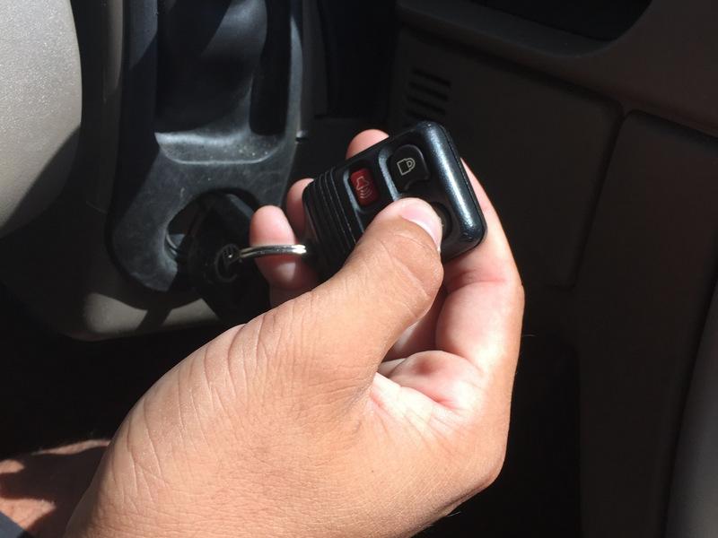 het voertuig. Druk vervolgens op een willekeurige knop op de afstandsbediening te koppelen met de auto.