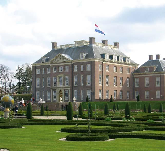 Naast de Veluwe is Apeldoorn ook bekend van aleis het Loo, de Apenheul en familiepretpark Julianatoren.