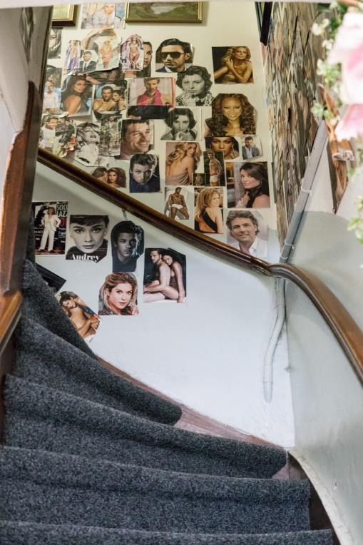 Hoe woont Aurel Panday Stadsdorp De Pijp, Nieuwsbrief mei 2017 De trap op naar éénhoog leidt langs wanden vol portretten uit magazines.