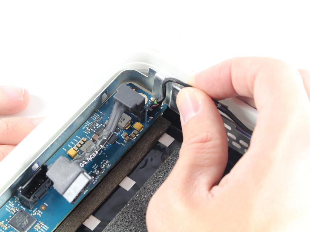 Stap 12 Verwijder de LED-kabel van de linker bovenhoek van de printplaat door de kabel recht naar buiten en weg te trekken van het bord.