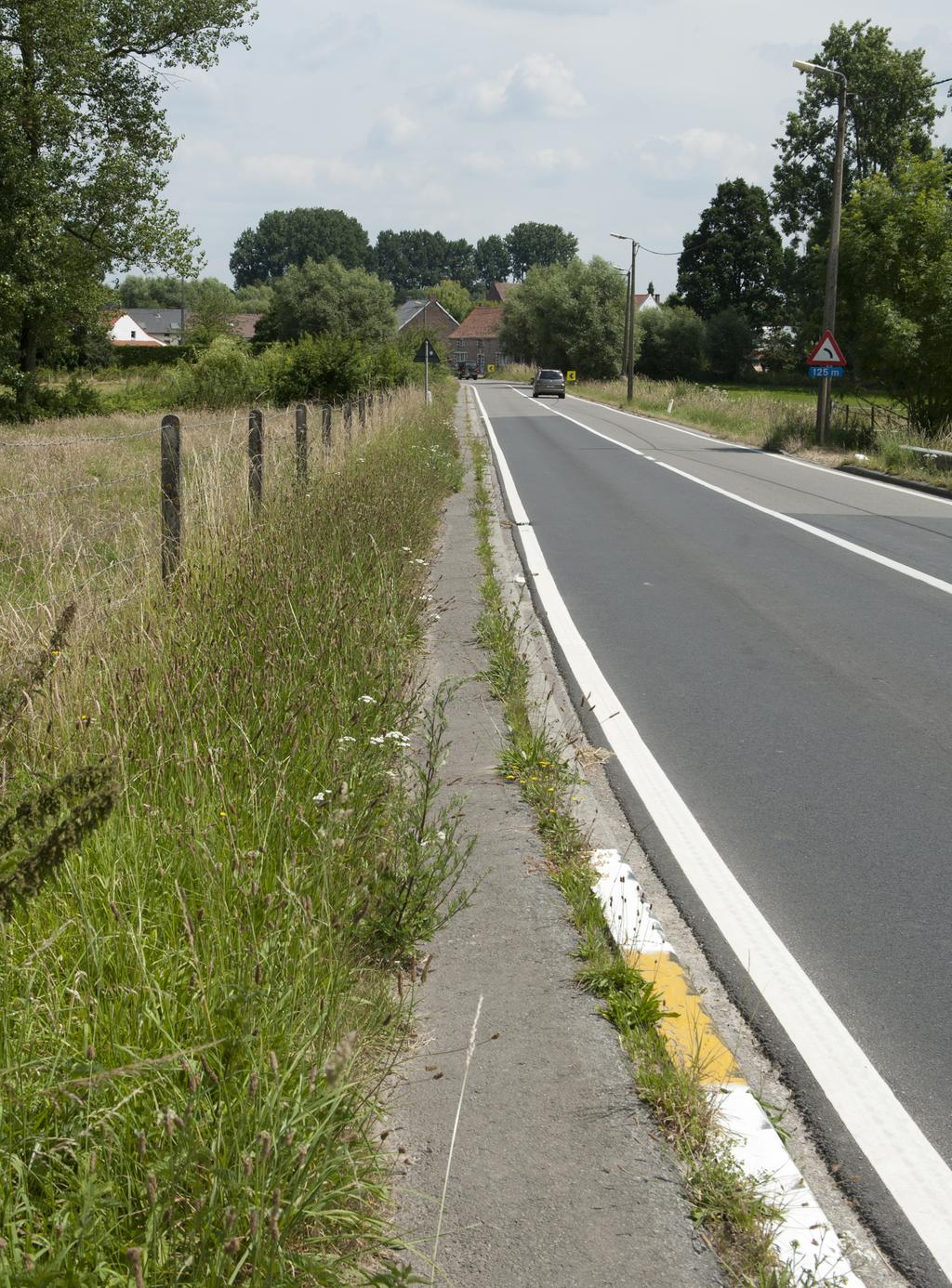 Over bijna de hele afstand rijden fietsers gemengd met het autoverkeer.