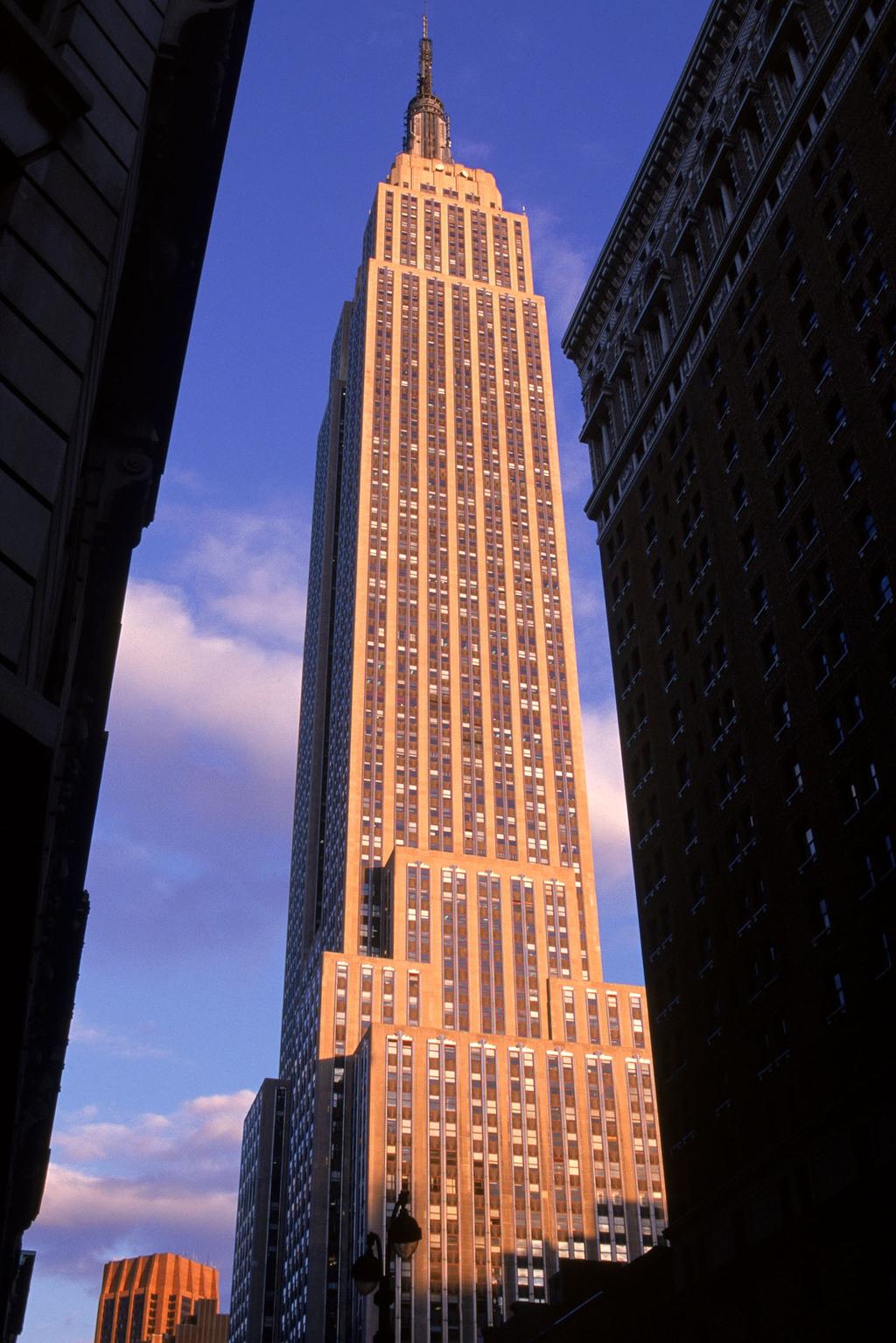 Opgave 9 Het Empire State Building is een hoge wolkenkrabber in New York. Stel je voor dat iemand van het 381 m hoge gebouw een steentje laat vallen!