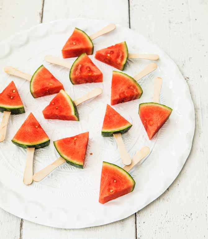 TRAKTEREN: MENEERTJE MELOEN Voor 8 traktaties / 10 kcal per portie 1 schijf watermeloen van ongeveer 2 cm dik 8 ijsstokjes (of prikkers met een stompe punt) Snijd de schijf