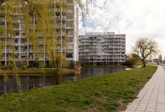 Dit appartement gelegen op de 6e etage heeft een lichte woonkamer met vrij uitzicht, luxe moderne keuken en badkamer, vier slaapkamers, twee balkons, een berging en parkeergelegenheid op eigen