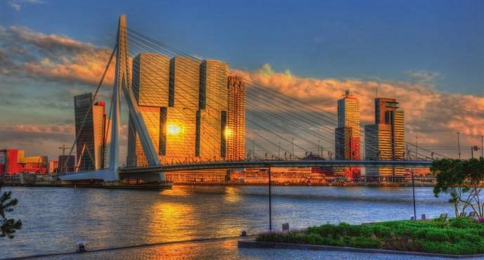 6 DOMEIN Functies en grafieken Brug CONTEXT 1 Nederland is een land met veel water en heeft daarom ook veel bruggen. Deze kunnen in verschillende vormen voorkomen.