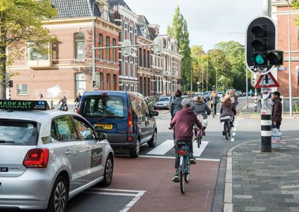 5 Veilige verkeerslichten? 1 2 a. De fietser en auto hebben allebei groen licht. Wat moet de fietser doen? b.