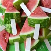 WATERMELOEN IJSJES Koop of spaar ijsstokjes. Snijd een grote rijpe watermeloen in dikke plakken en vervolgens in puntige stukken.