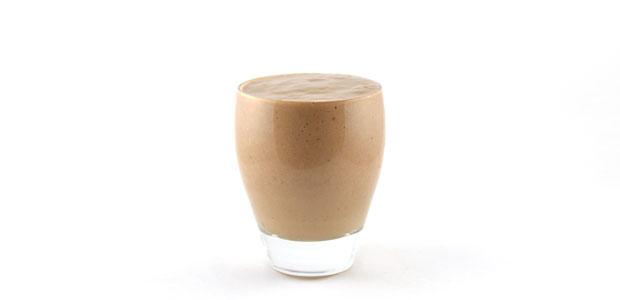 SPECULAAS SMOOTHIE Mix samen met een scheut amandelmelk een banaan, een halve avocado zonder pit en schil.