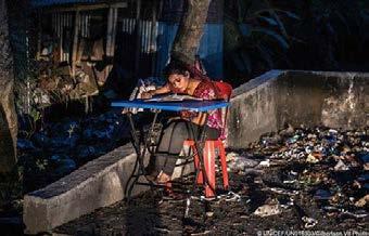 Wij stellen aan je voor.. Jhuma Jhuma Akhter (14) uit Bangladesh doet haar huiswerk onder een straatlantaarn omdat haar familie geen elektriciteit heeft.