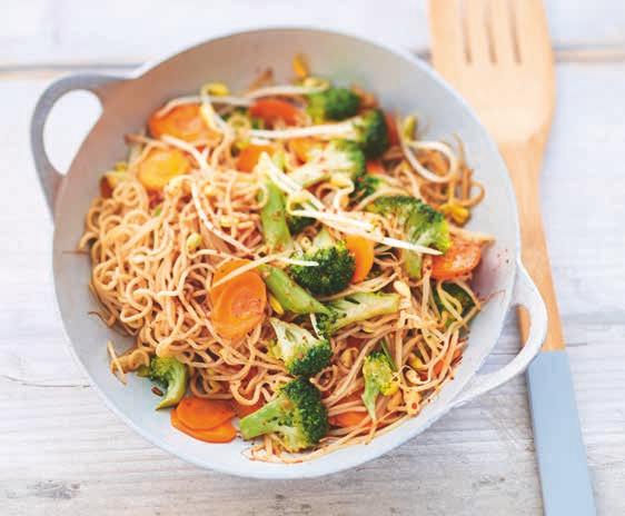 Aziatisch pannetje met broccoli M KLAAR I 25 MIUE 4 4 g ongekookte mie 2 wortels 1 lente-uitje 1 g broccoli 5 g sojascheuten/taugé peper, zout 4 eetlepels sojasaus chilipoeder 2 1 ei 24 8 Kook de mie