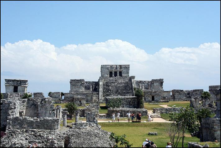 2. Kennis van de Maya s De Maya s en de kracht van kalenders Tussen alle volken die zich in de loop van de geschiedenis hebben ontwikkeld, nemen de Maya s een bijzondere plaats in.