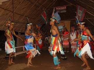 Inheemse dans in kostuum Onderwijs Het district beschikt momenteel over 36 scholen die onder het beheer staan van Openbaar Onderwijs, Evangelische Broedergemeente Suriname, Rooms Katholiek Bijzonder
