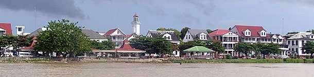Het district is onderverdeeld in 12 administratieve ressorten en heeft een totale oppervlakte van 183 km 2 (zie tabel 1) De bestuurlijke organisatie van het stadsdistrict Paramaribo geschiedt vanuit