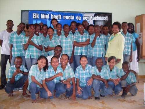 Leerlingen met begeleiders Tabel 3. Scholen in Paramaribo per ressort Ressort Kleuter GLO BO LBGO MULO LTS VOS HOGER OND.