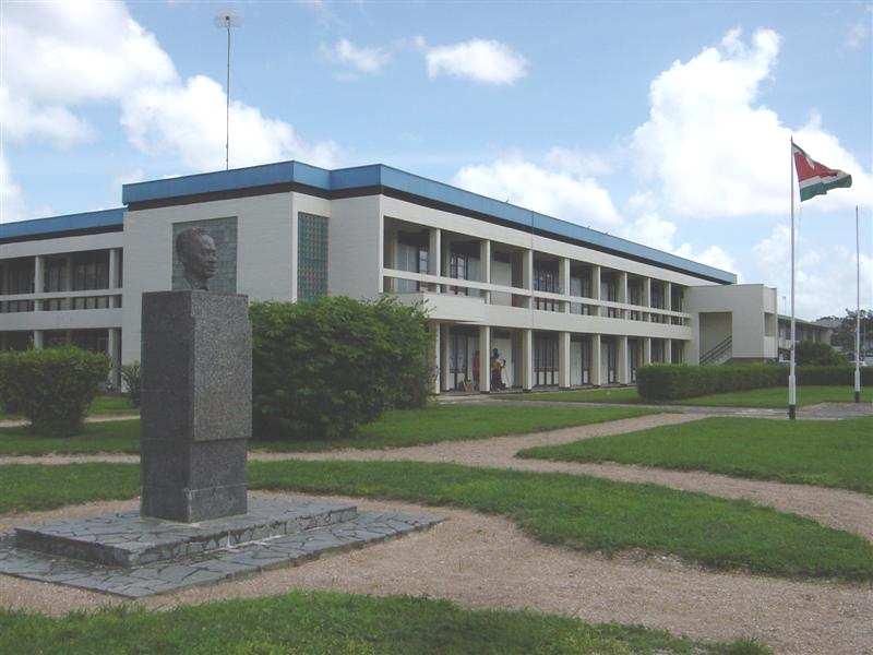 Anton de Kom Universiteit van Suriname (Adekus) In Paramaribo zijn de volgende universitaire opleidingen en hoge beroepsopleidingen gevestigd: het Instituut voor de Opleiding van Leraren (IOL), de