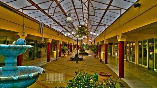 Hermitage Mall in Paramaribo Een opkomend fenomeen is de bouw van winkelcomplexen (de zogenaamde malls) binnen en buiten het stadscentrum.