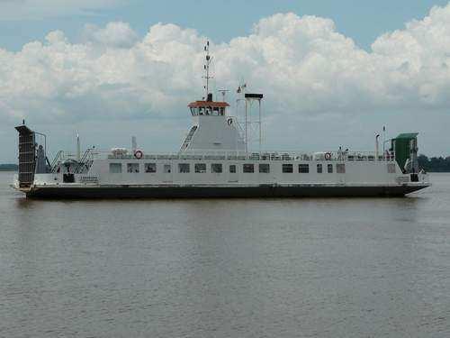 Veerboot Suriname-Guyana Transportinfrastructuur Wegennet De Oost-westverbinding is de enige weg die het district Nickerie verbindt met de overige districten.