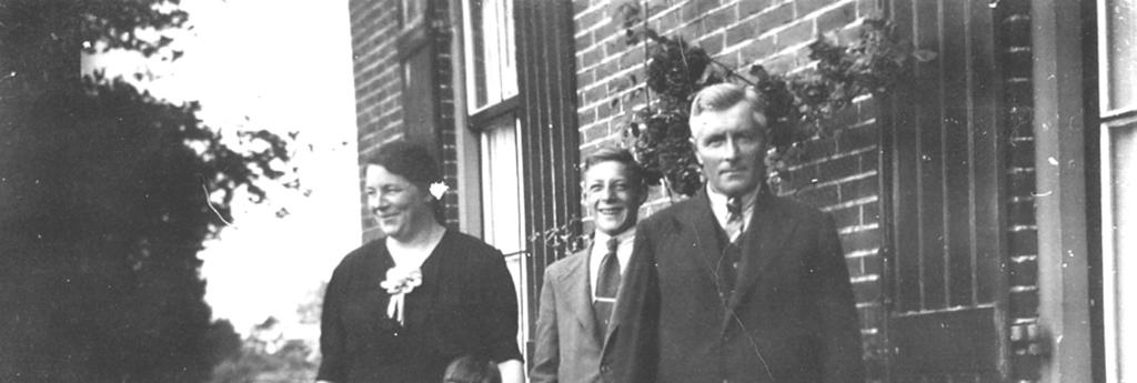 V.l.n.r.: Moeder Gijsje, Bert, Reinier, vader Andries Ruizendaal. Foto circa 1938. werd, door bloed te roeren, bloedworst gemaakt.