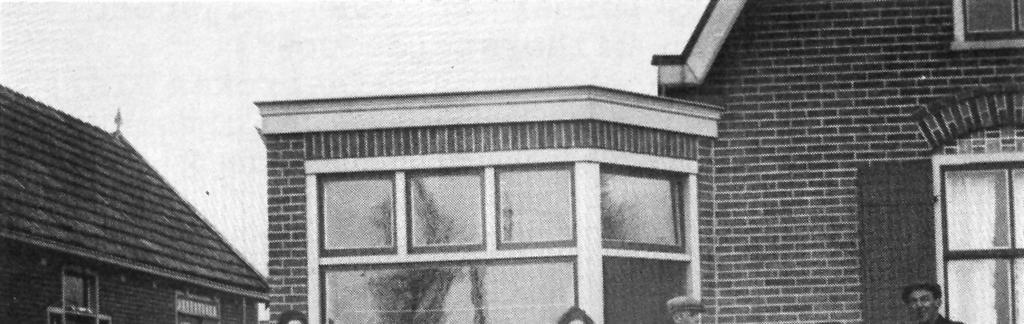 1928: de slagerij op Laarderweg 31; v.l.n.r.: schilder Riggeling, Gijsbertje Breunesse met Reinier en z'n tweelingbroer, Ali Koekkoek, Gerard Koekkoek en Gijsbert Breunesse en Jan Hilhorst de post.