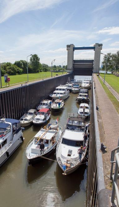 governance rivieren Samen kom je verder Samen met alle betrokkenen dezelfde kant opvaren (Sint Andries sluis) De voorkeursstrategieën voor het rivierengebied zijn klaar.