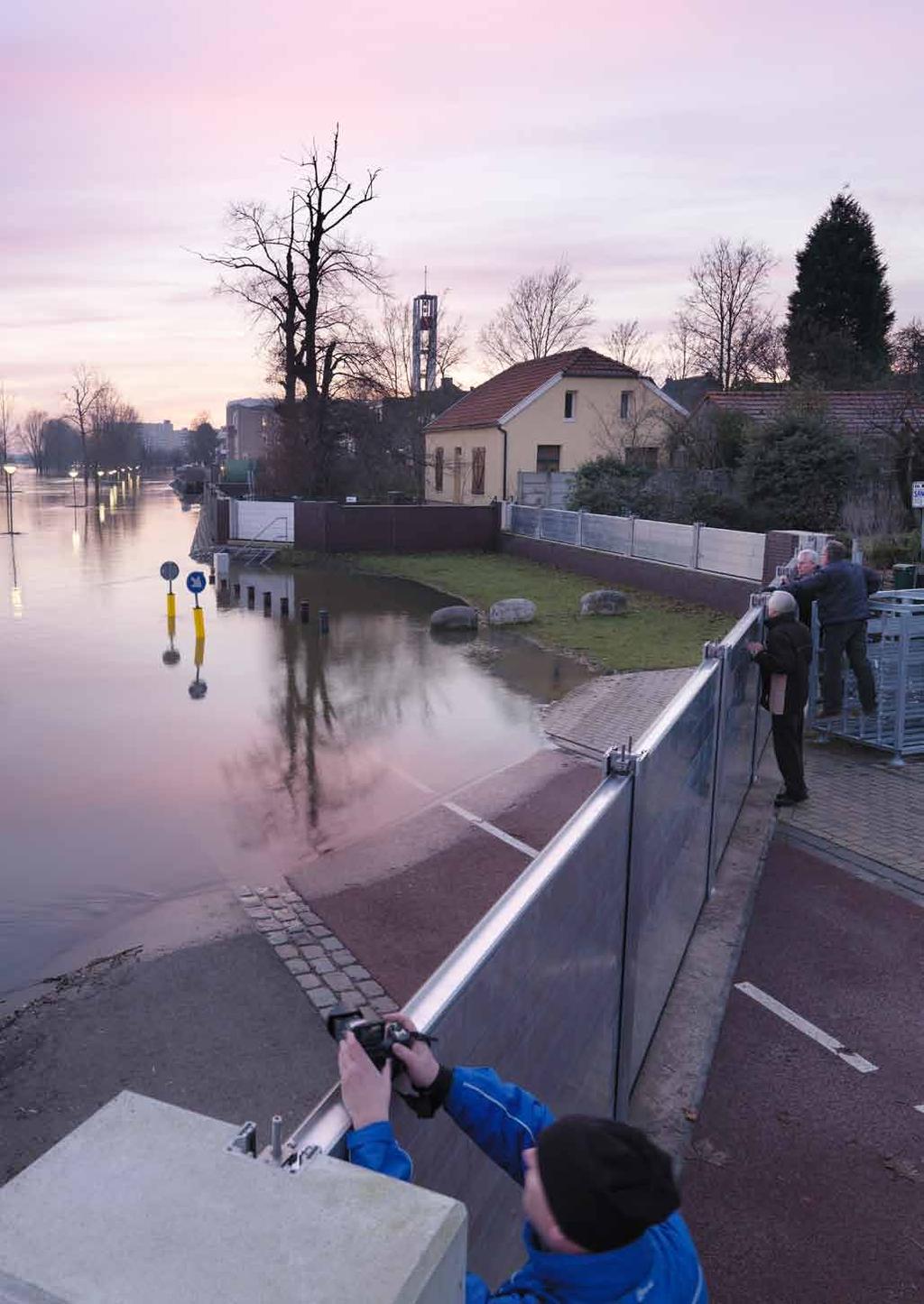 hogingen. Rivierverruiming kan de watertoename door klimaatverandering opvangen en de basisveiligheid grotendeels bewerkstelligen.