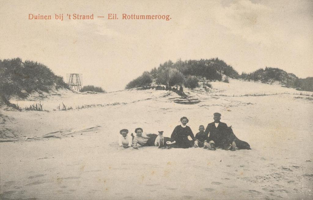 Afb. 4 - De familie Toxopeus op het strand van Rottum. Voogd Hendrik Toxopeus zit rechts op de foto. De Groninger Kaap steekt boven het duin uit. Prentbriefkaart van circa 1914 (Foto: H.