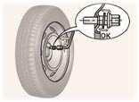 Monteren van het reservewiel Indien uw auto is voorzien van een reservewiel met stalen velg, is het normaal dat bij het monteren de ringen van de bouten de velg niet raken.
