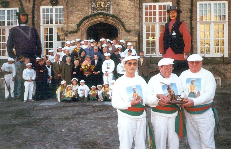 Op zaterdag 18 december 1999, werden in het Nieuwpoortse Stadhuis drie reuzendragers JAN TURPIN in de bloemetjes gezet.