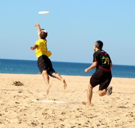 Ultimate Beach Frisbee Ultimate Frisbee is het strandspel voor jong en oud!