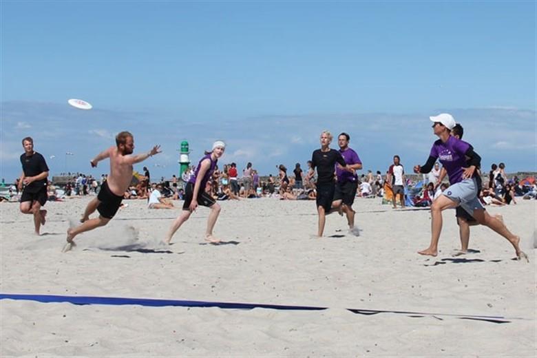 Een team van minimaal 5 spelers speelt op een veld van circa 40 meter bij 20 meter.