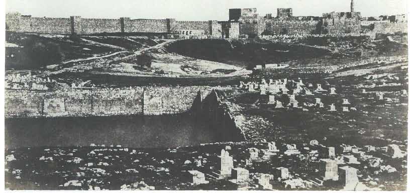 Plaat/PIate 19 Auguste Salzmann, Mamilla-bekken buiten de oude stadsmuur uan Jeruzalem/Pool qfmamillah outside the old city UJUII o/jerusalem, 1854.