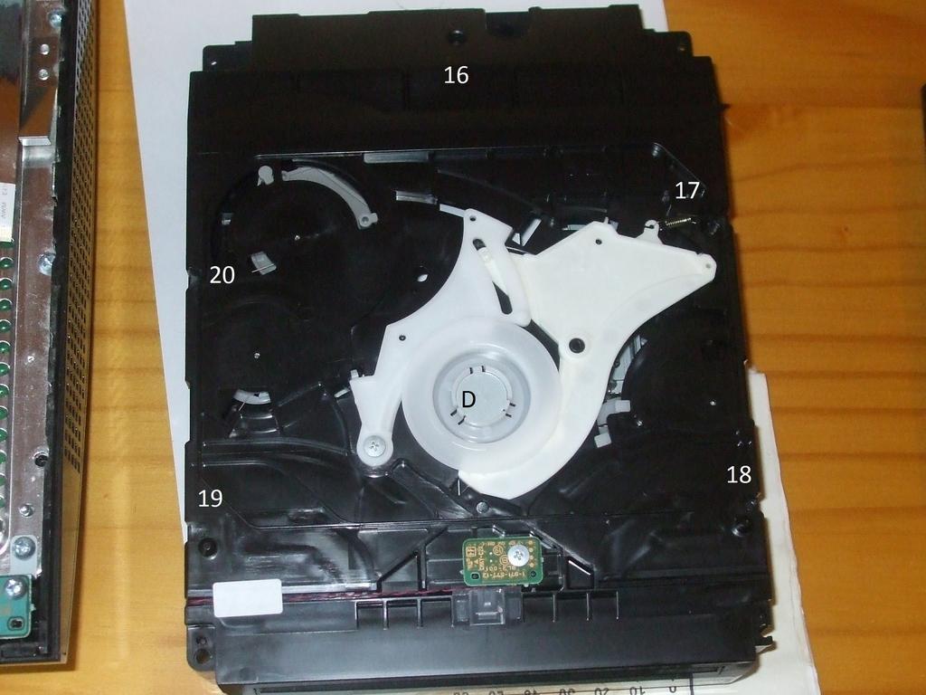 PlayStation 3 BluRay Laser Replacement Stap 13 Verwijder de schroeven 16, 17, 18, 19 en 20. Verwijder magnetische as D.