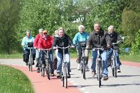 Belangstellenden kunnen zich aanmelden bij De Leuning. De Fietsclub Wist u dat elke donderdag een groep dames en heren met elkaar gaat fietsen? Vertrek bij De Leuning om 09:30 uur.