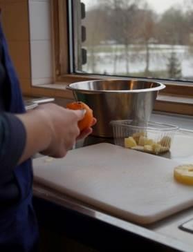 Omgaan met mensen, verzorgende handelingen uitvoeren, activiteiten organiseren en diensten verlenen horen bij het vakcollege Zorg & Welzijn.