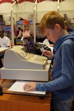 Het Vakcollege Economie & Ondernemen Op kantoor, in de winkel, achter je bureau en achter de computer. Het personeel dat daar werkt, vindt het leuk om met en voor mensen te werken.